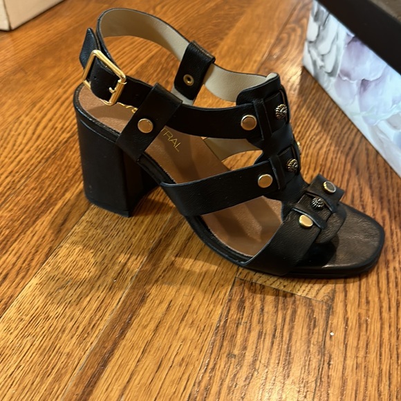 275 sandals w studs. Beautiful and comfortable. Gently used. In great condition - Picture 3 of 4